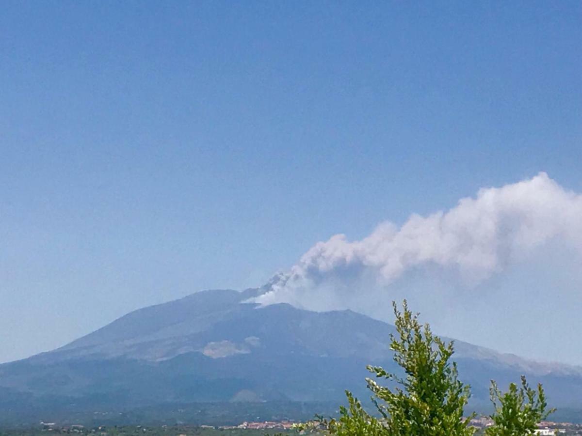 Hotel La Finestra Sull'Etna Motta SantʼAnastasia Exterior foto